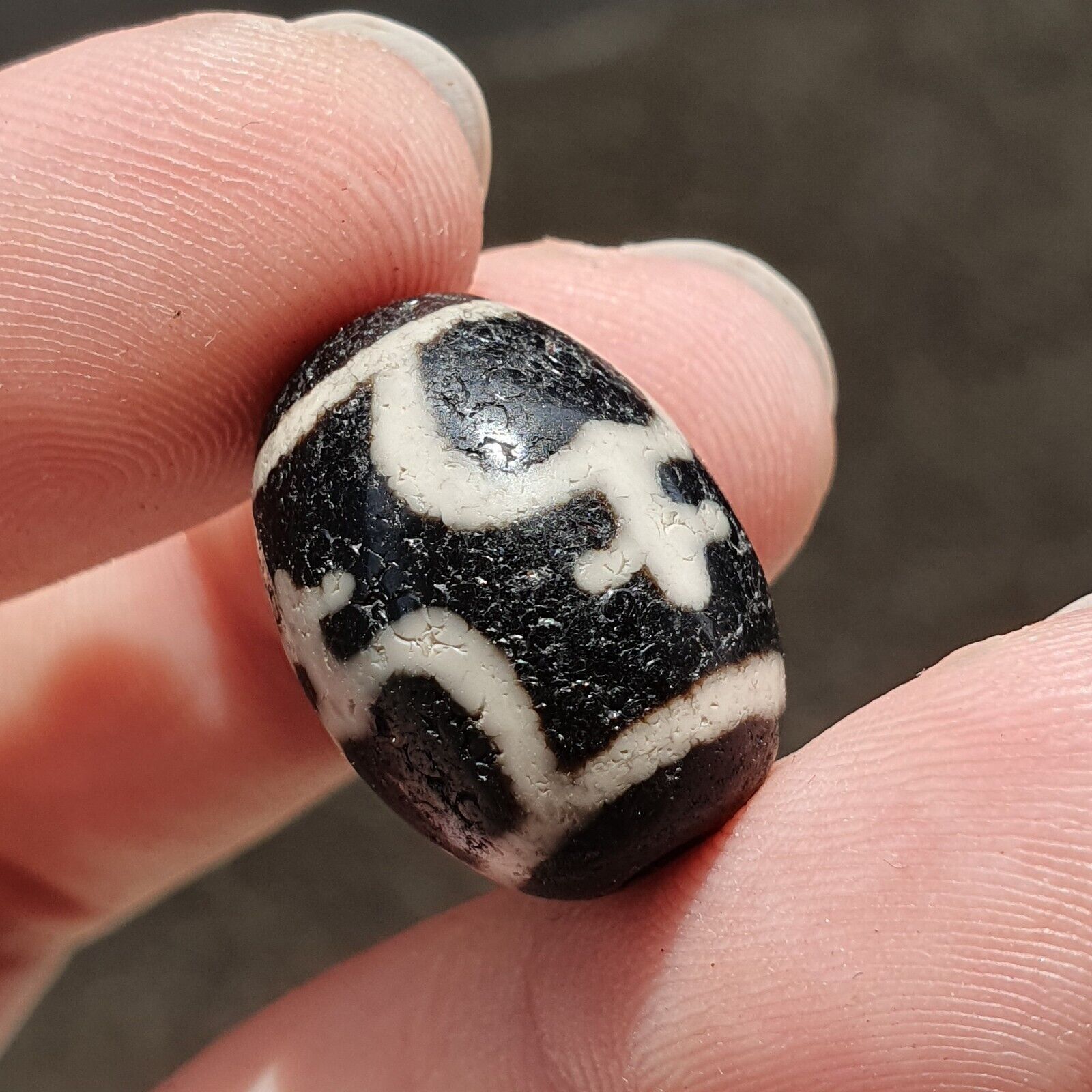BD 27 HIMALAYAN Indo Tibetan Heart eyes pattern Agate bead