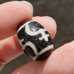 BD 27 HIMALAYAN Indo Tibetan Heart eyes pattern Agate bead