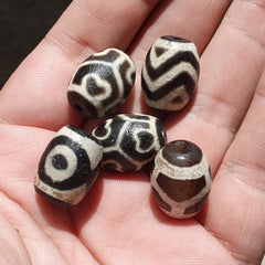 LOT BD 28 HIMALAYAN Indo Tibetan Heart eyes pattern Agate 5 beads