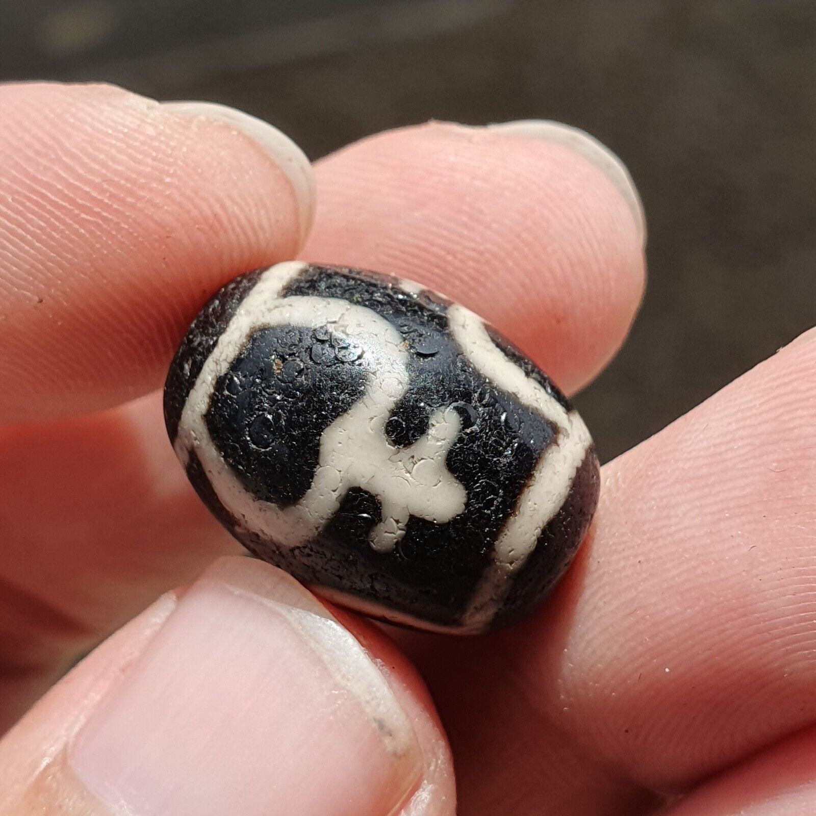 BD 27 HIMALAYAN Indo Tibetan Heart eyes pattern Agate bead