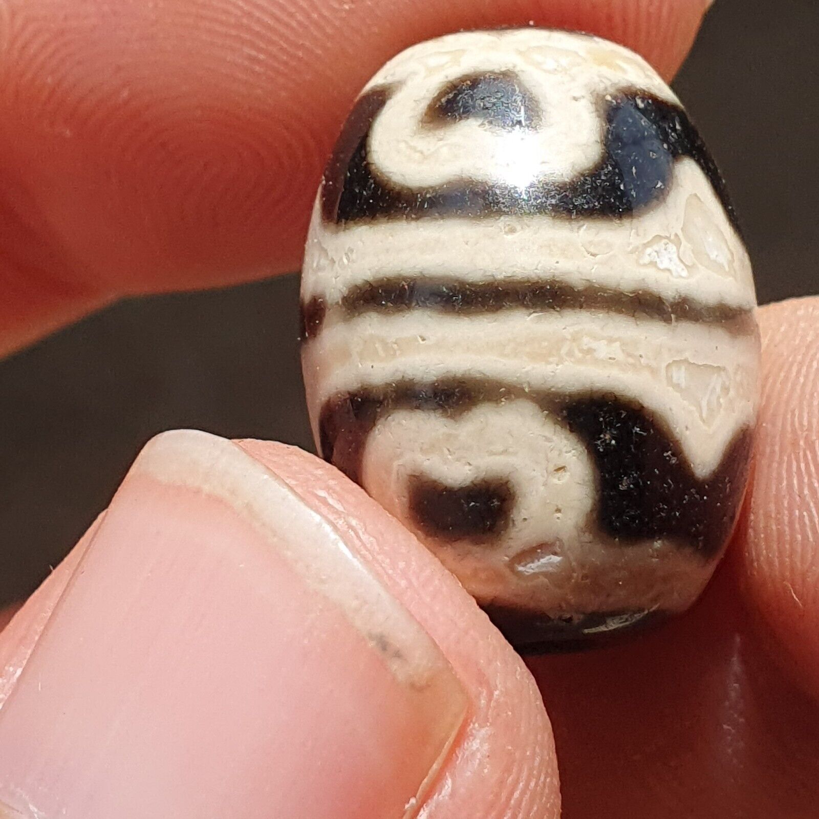 LOT BD 29 HIMALAYAN Indo Tibetan Heart eyes pattern Agate 2 beads