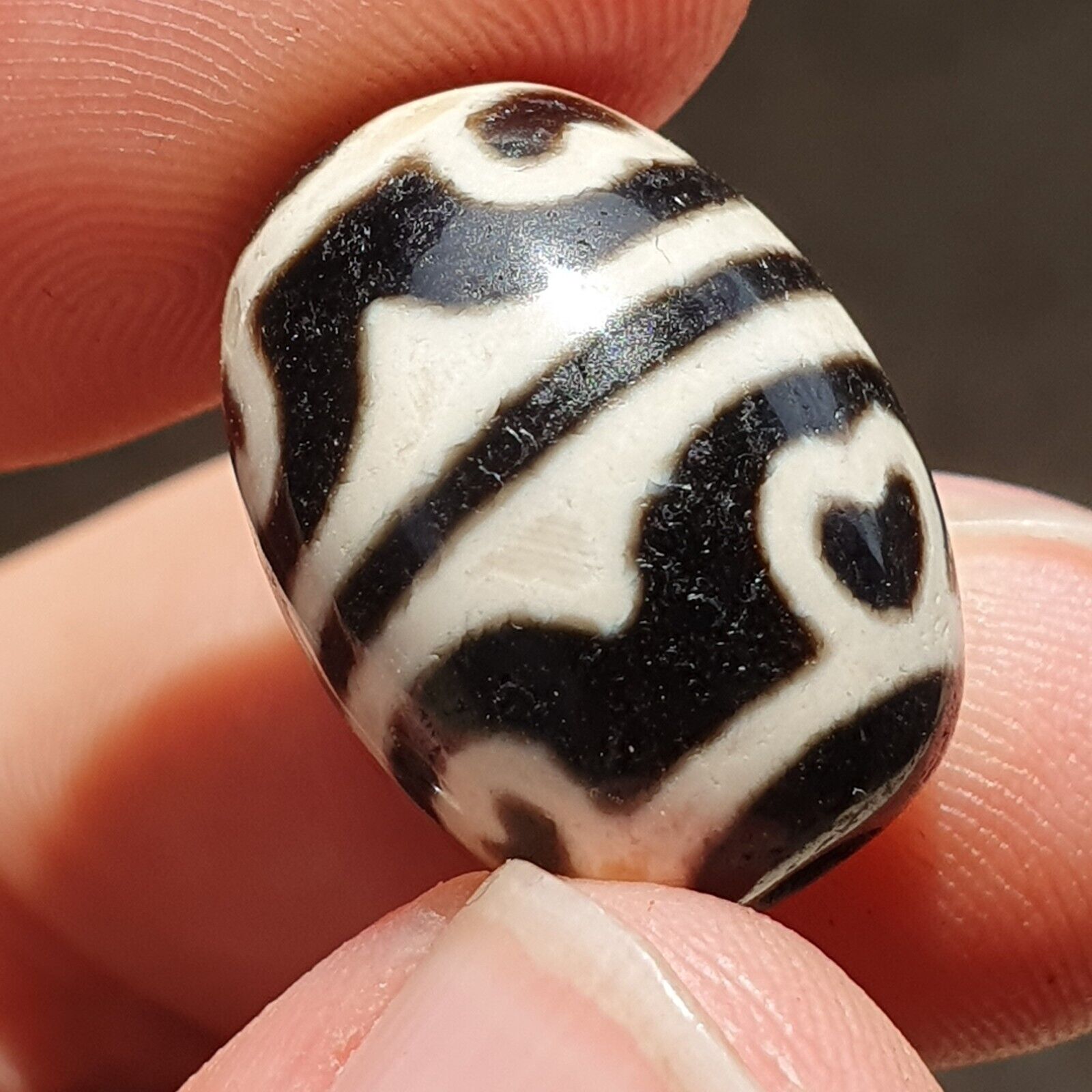 LOT BD 29 HIMALAYAN Indo Tibetan Heart eyes pattern Agate 2 beads