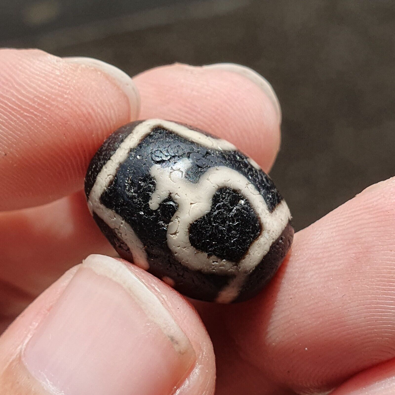 BD 27 HIMALAYAN Indo Tibetan Heart eyes pattern Agate bead