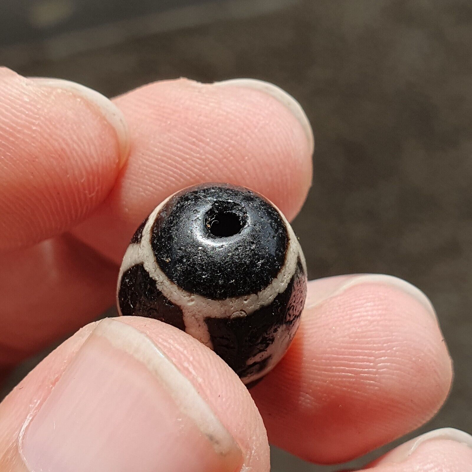 BD 27 HIMALAYAN Indo Tibetan Heart eyes pattern Agate bead