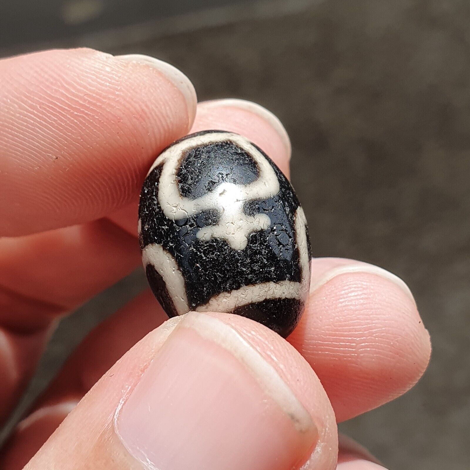 BD 27 HIMALAYAN Indo Tibetan Heart eyes pattern Agate bead