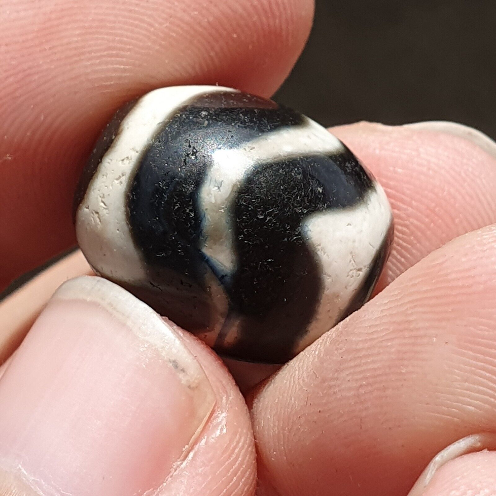 LOT BD 29 HIMALAYAN Indo Tibetan Heart eyes pattern Agate 2 beads