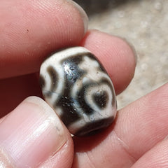 BD 26 HIMALAYAN Indo Tibetan Heart eyes pattern Agate bead