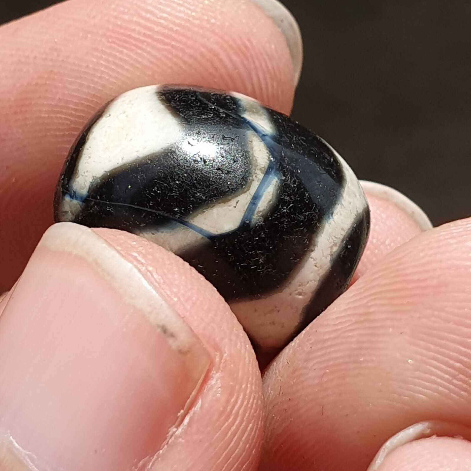 LOT BD 29 HIMALAYAN Indo Tibetan Heart eyes pattern Agate 2 beads