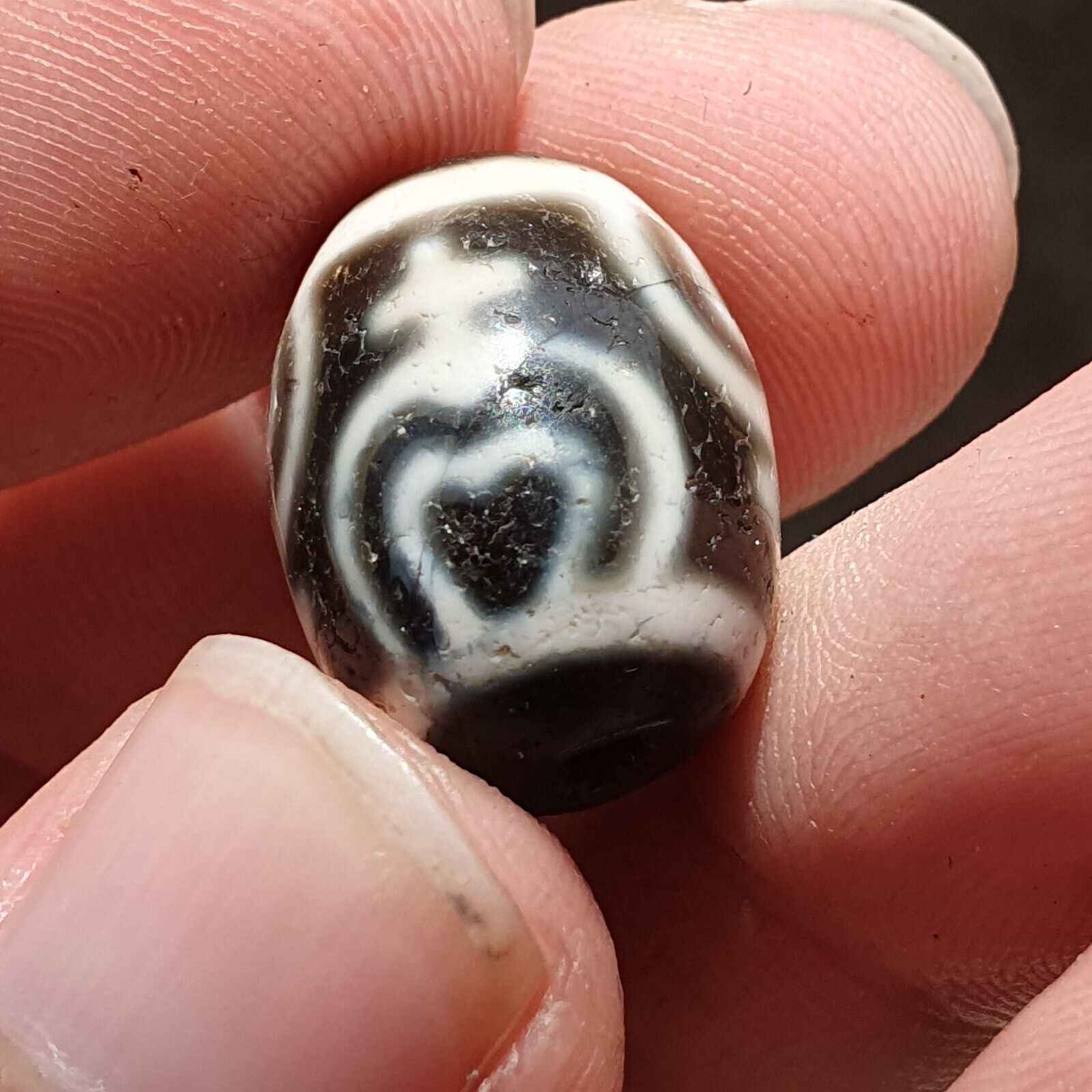 BD 26 HIMALAYAN Indo Tibetan Heart eyes pattern Agate bead