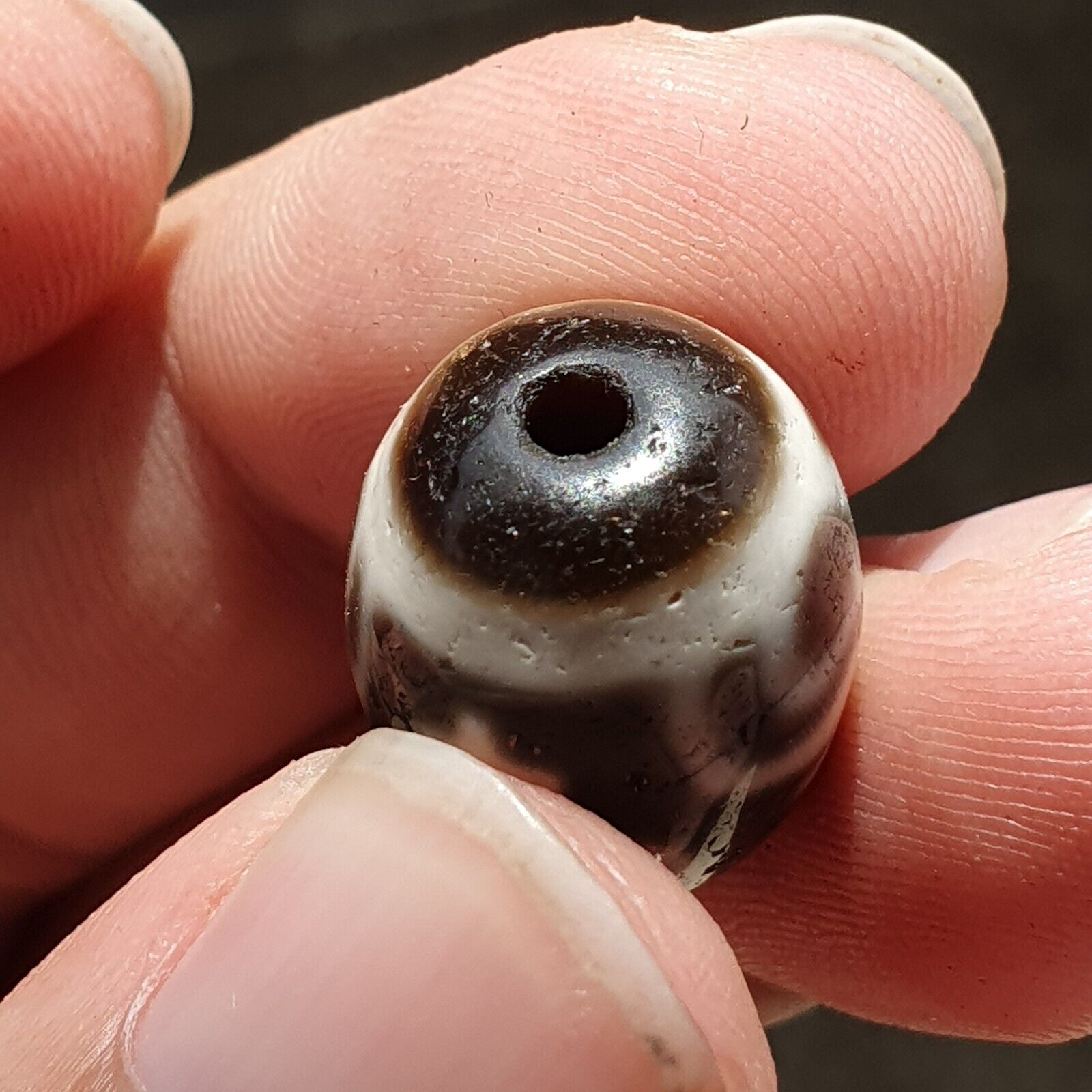 BD 26 HIMALAYAN Indo Tibetan Heart eyes pattern Agate bead