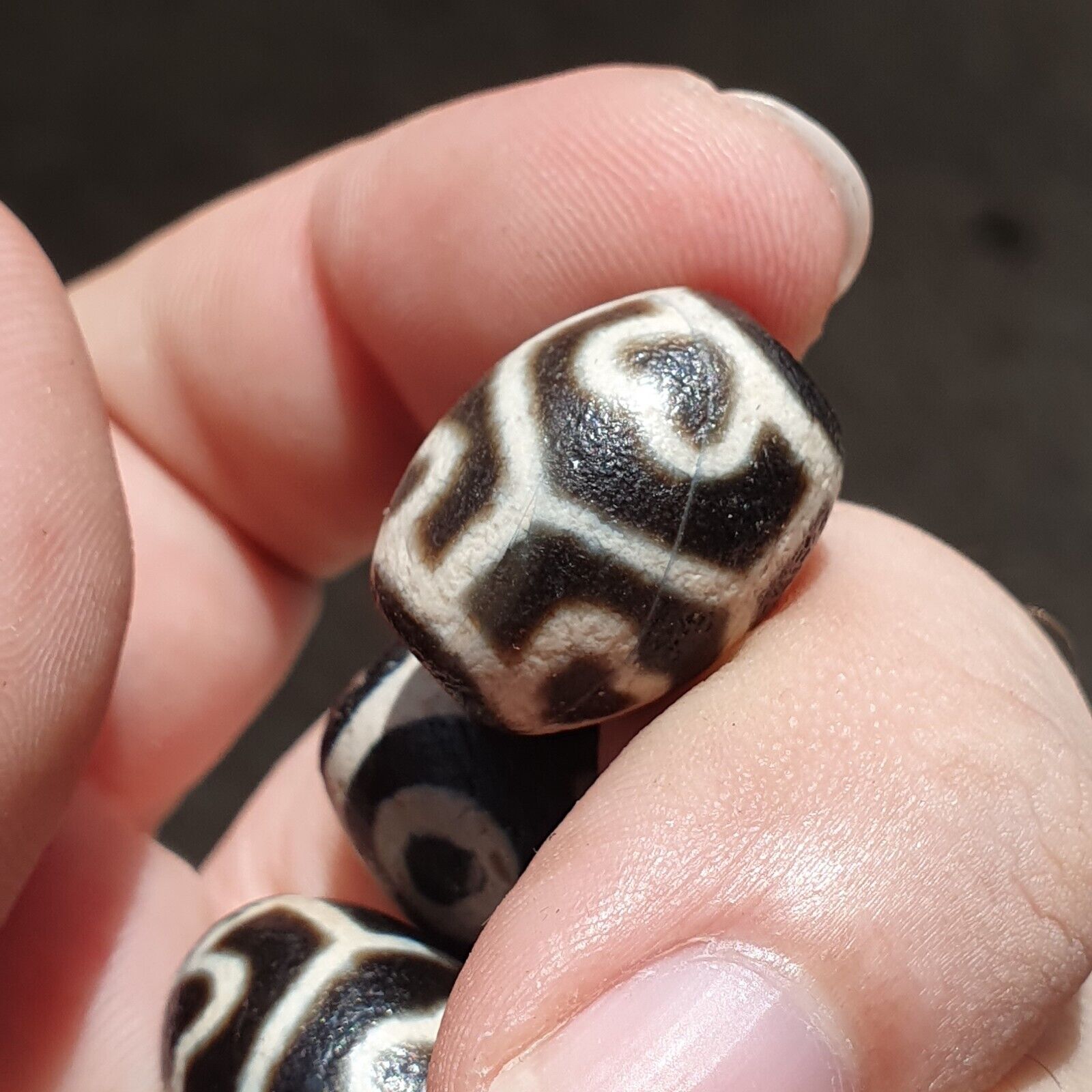 LOT BD 28 HIMALAYAN Indo Tibetan Heart eyes pattern Agate 5 beads