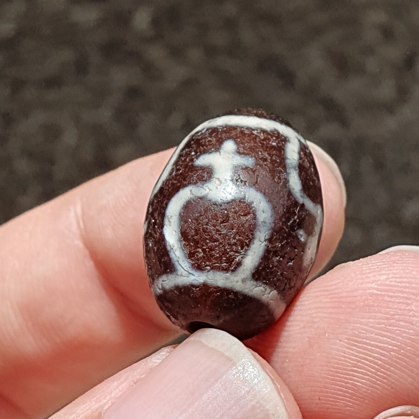 BD 25 HIMALAYAN Indo Tibetan Heart eyes pattern Agate bead