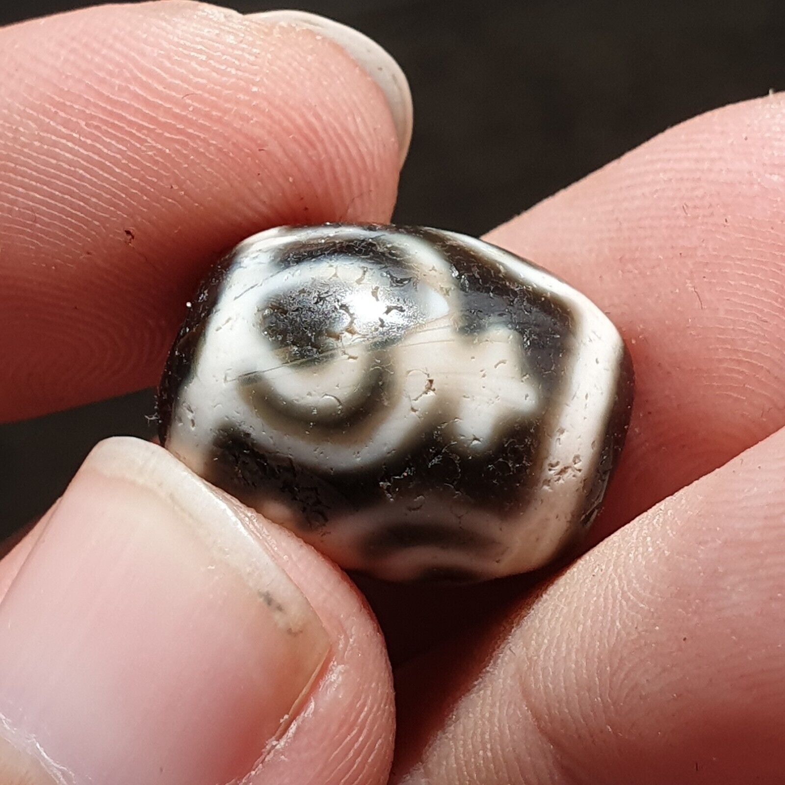 BD 26 HIMALAYAN Indo Tibetan Heart eyes pattern Agate bead