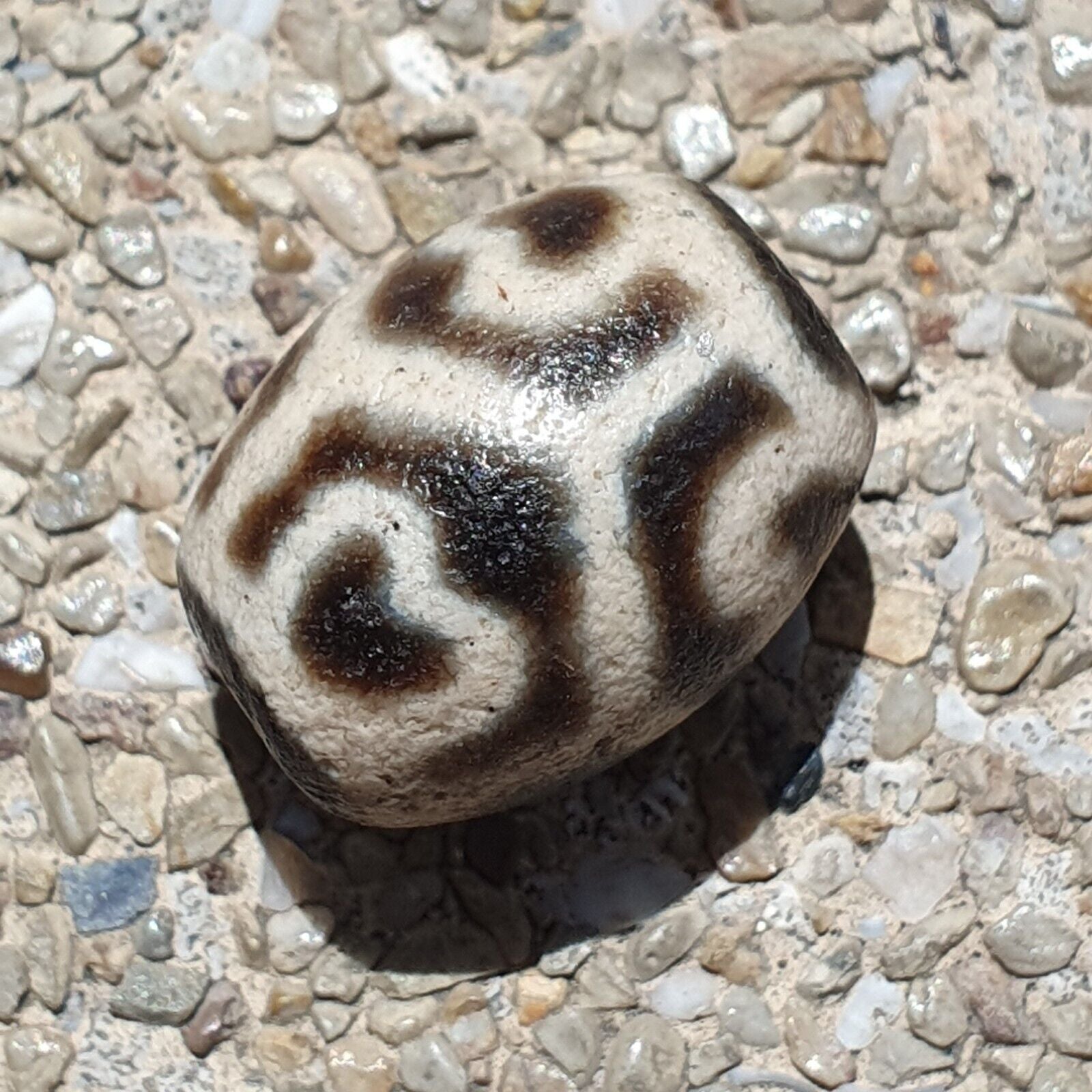 BD 24 HIMALAYAN Indo Tibetan Heart eyes pattern Agate bead