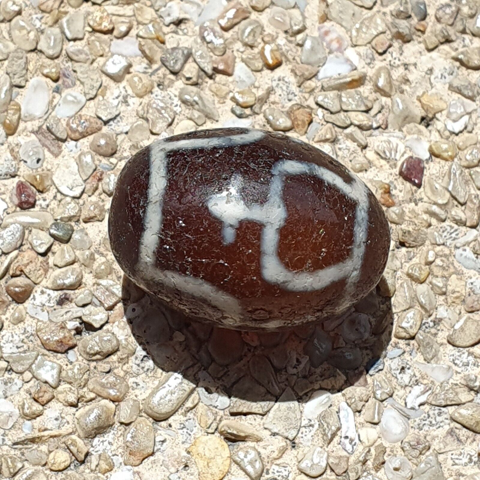 BD 25 HIMALAYAN Indo Tibetan Heart eyes pattern Agate bead