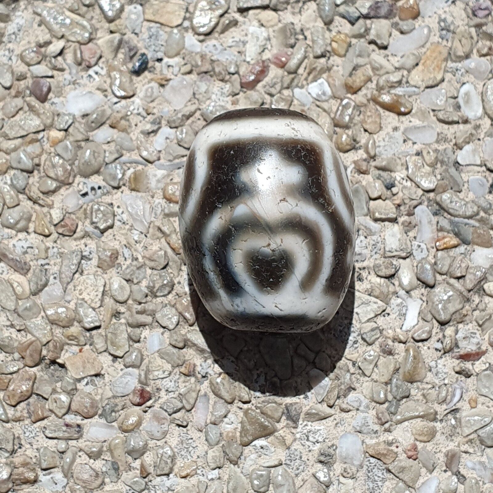 BD 26 HIMALAYAN Indo Tibetan Heart eyes pattern Agate bead