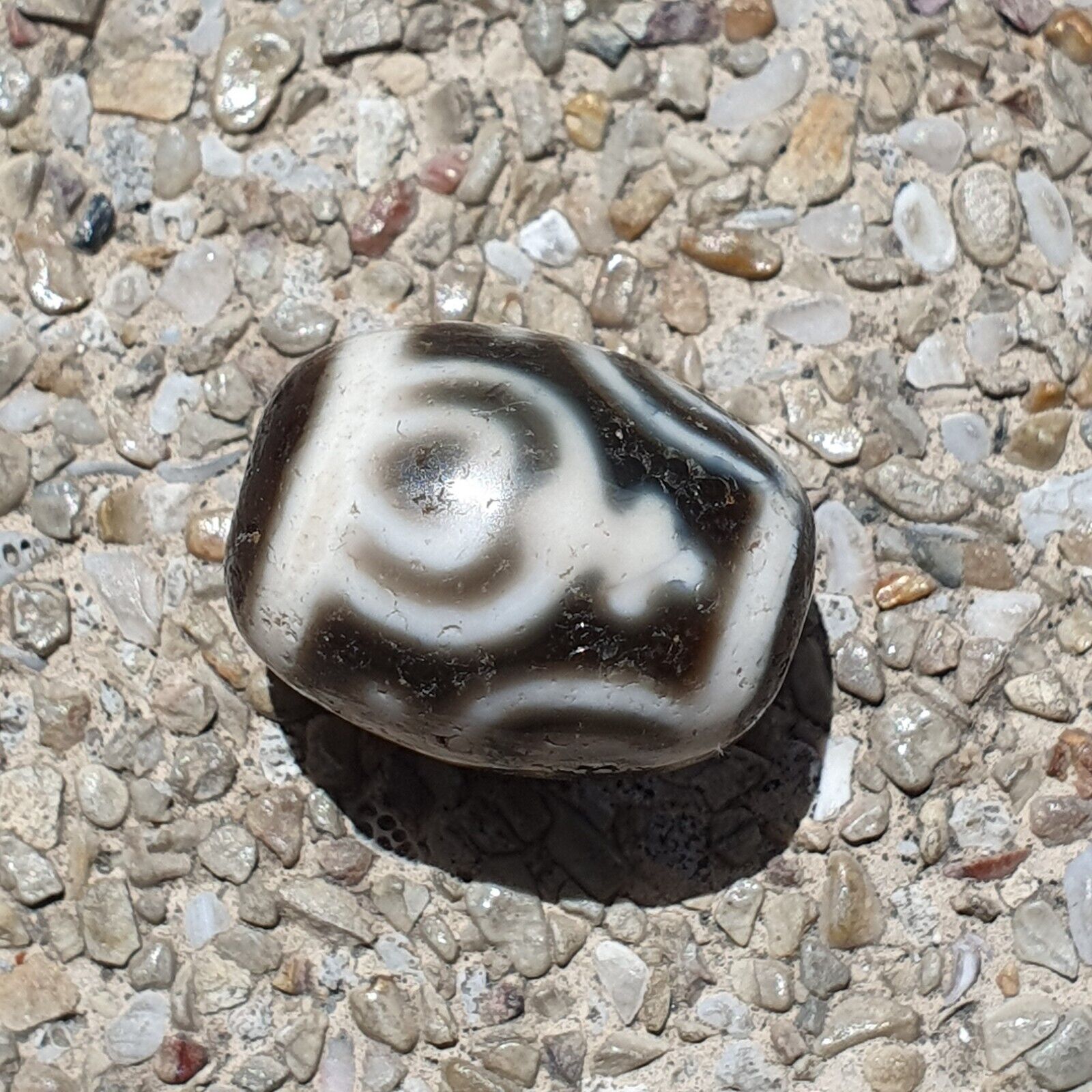 BD 26 HIMALAYAN Indo Tibetan Heart eyes pattern Agate bead