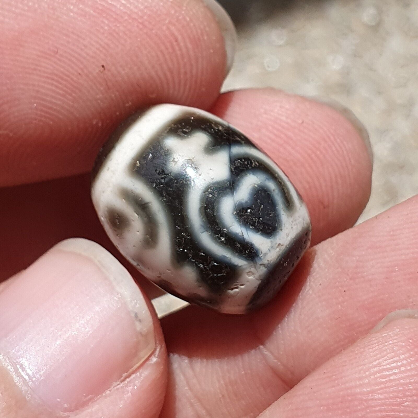BD 26 HIMALAYAN Indo Tibetan Heart eyes pattern Agate bead