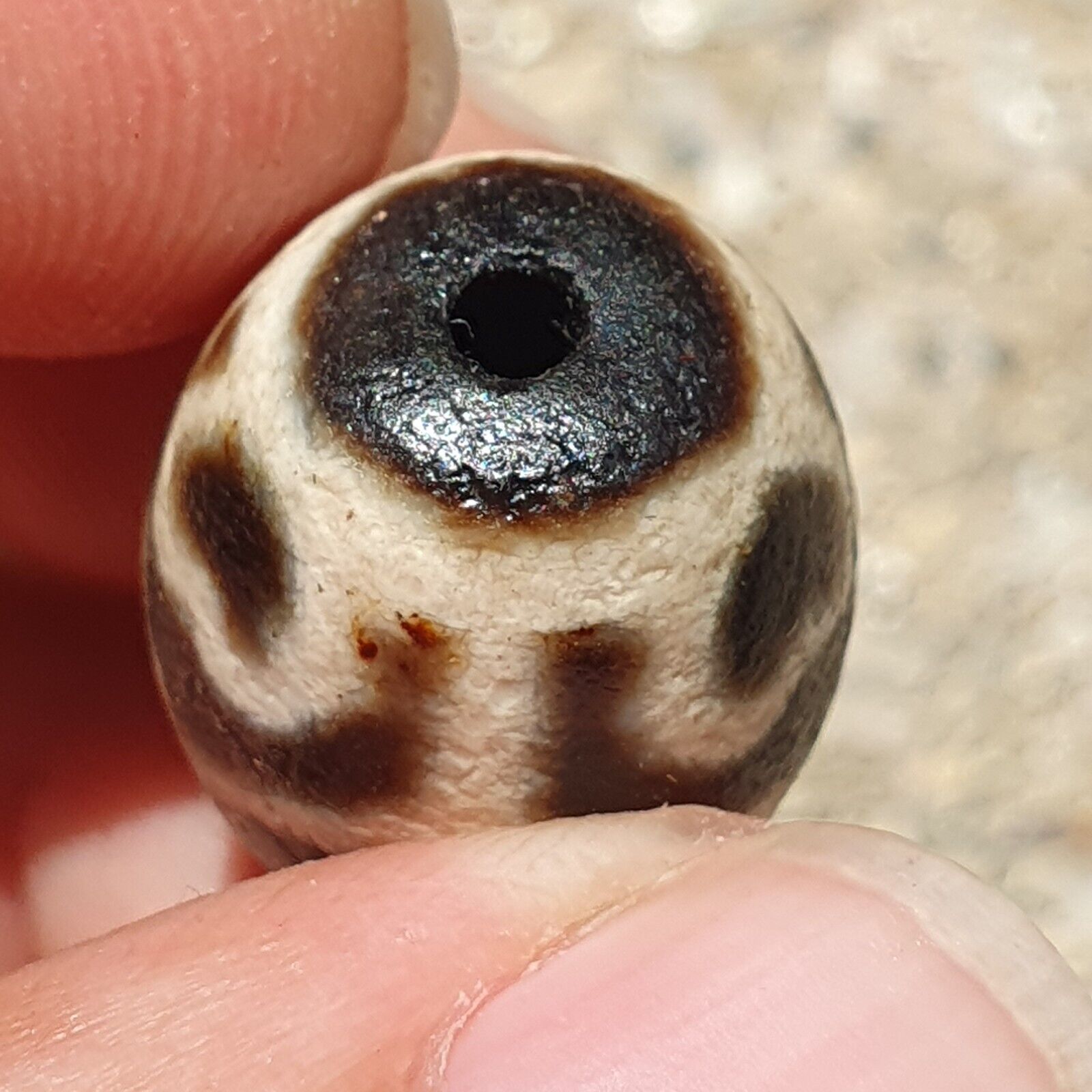 BD 24 HIMALAYAN Indo Tibetan Heart eyes pattern Agate bead