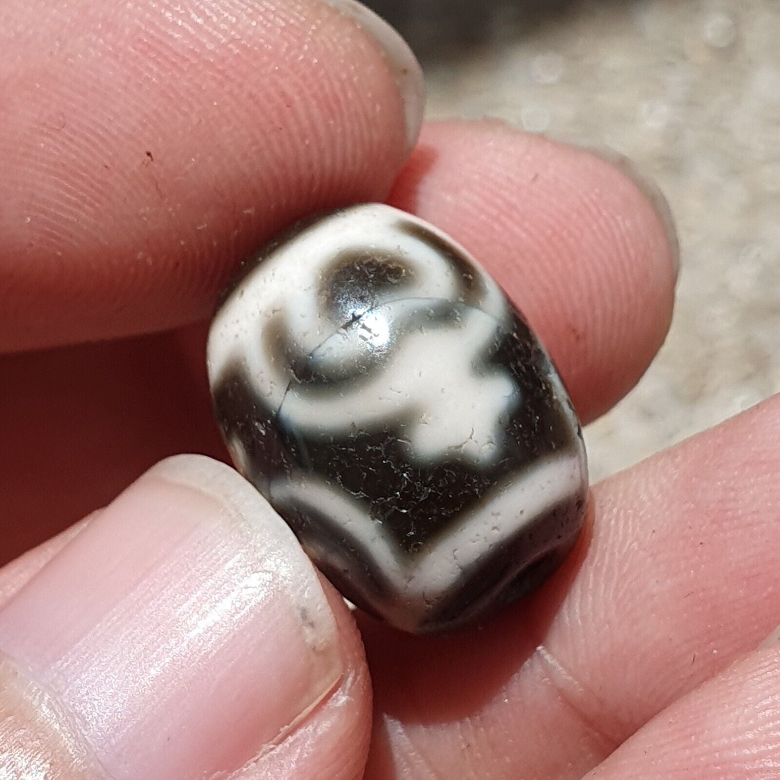 BD 26 HIMALAYAN Indo Tibetan Heart eyes pattern Agate bead