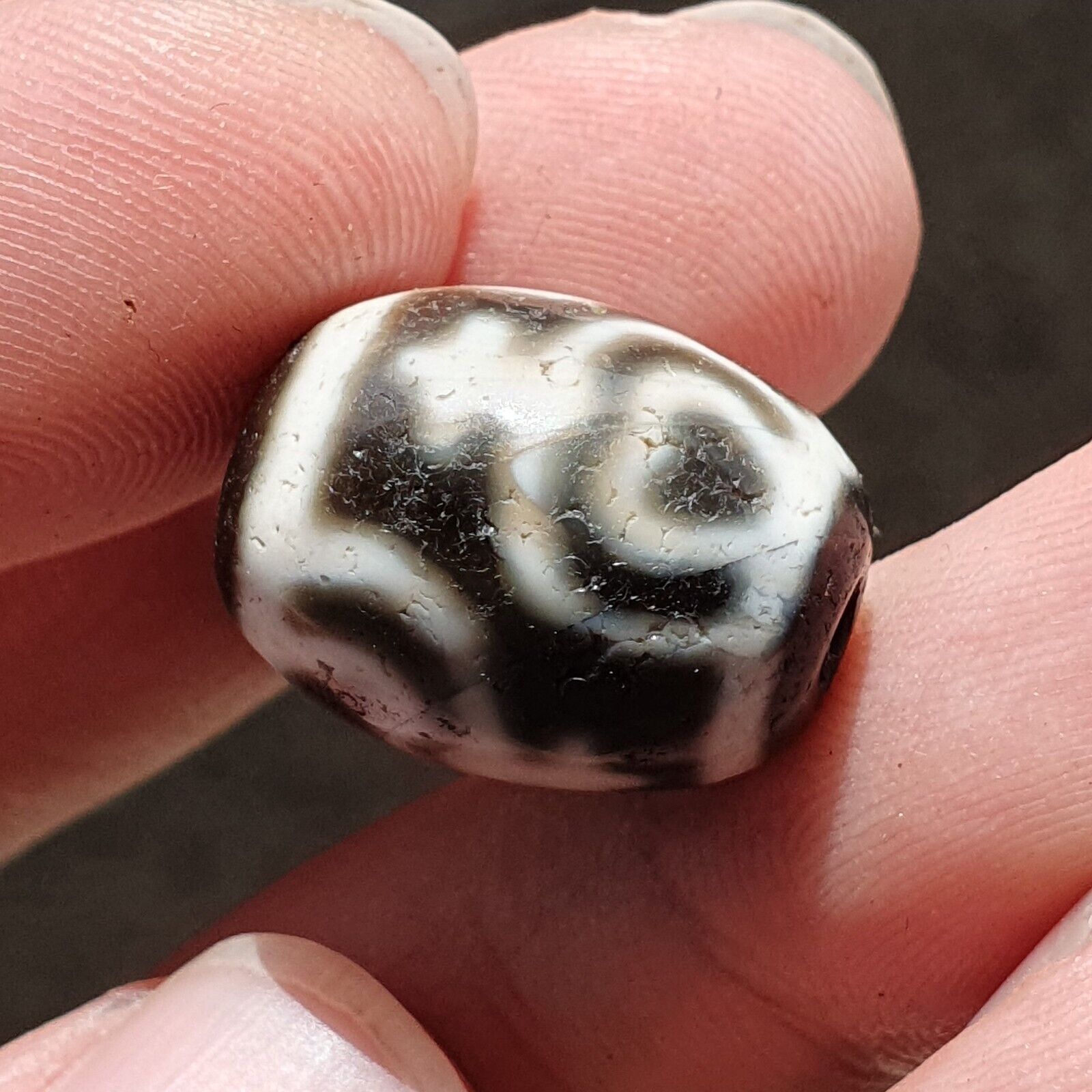BD 26 HIMALAYAN Indo Tibetan Heart eyes pattern Agate bead