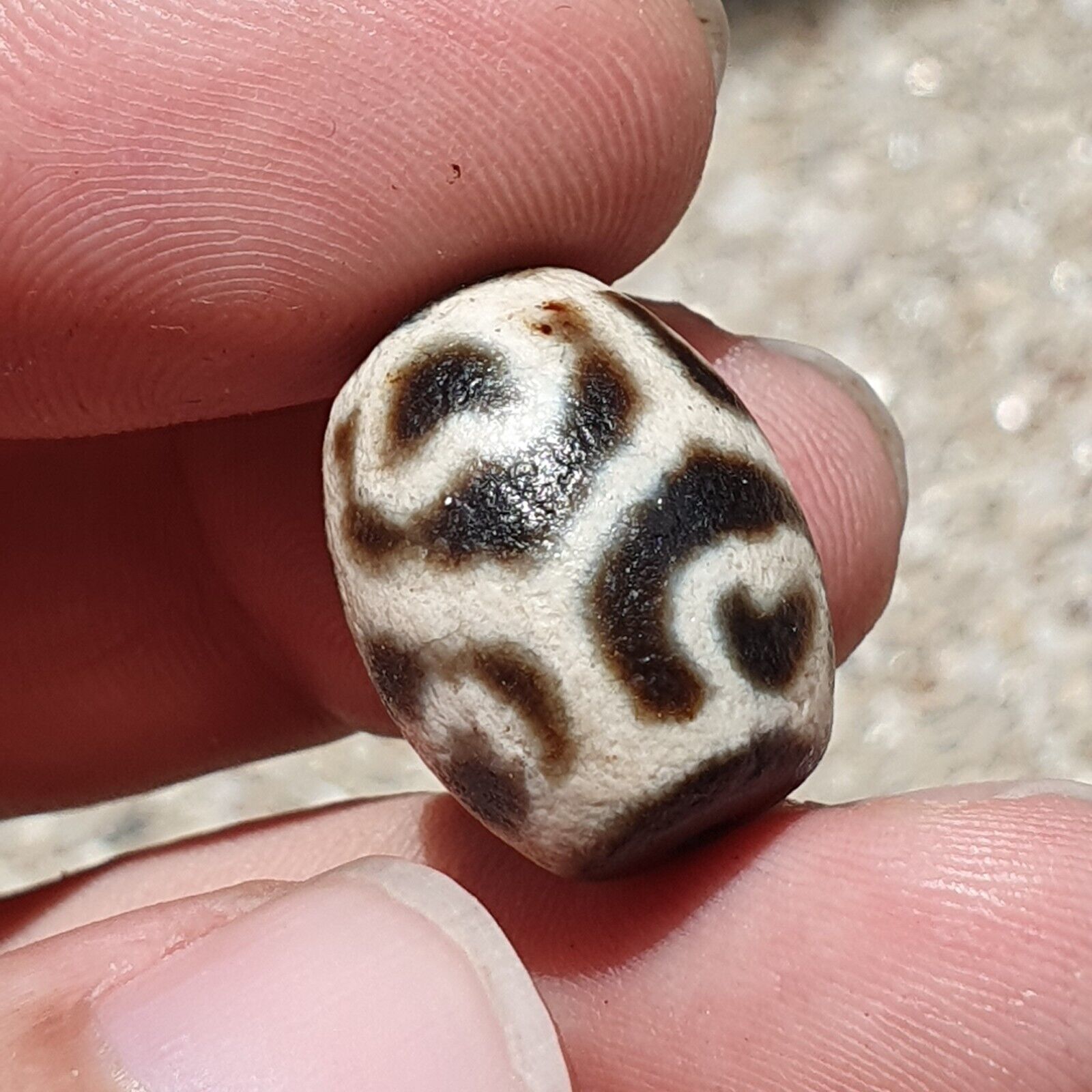 BD 24 HIMALAYAN Indo Tibetan Heart eyes pattern Agate bead