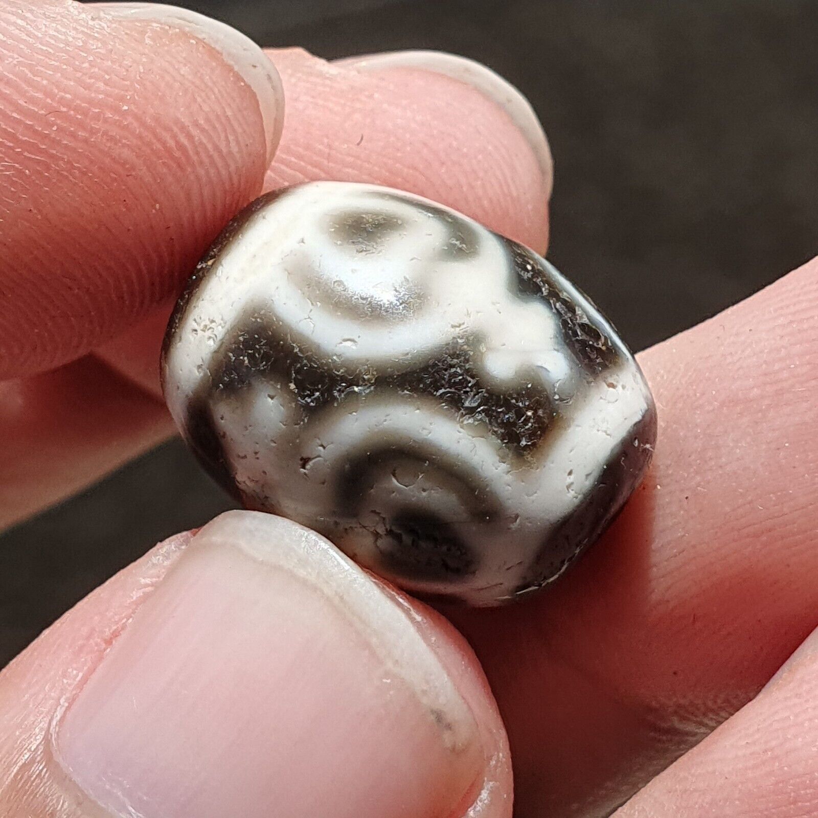 BD 26 HIMALAYAN Indo Tibetan Heart eyes pattern Agate bead