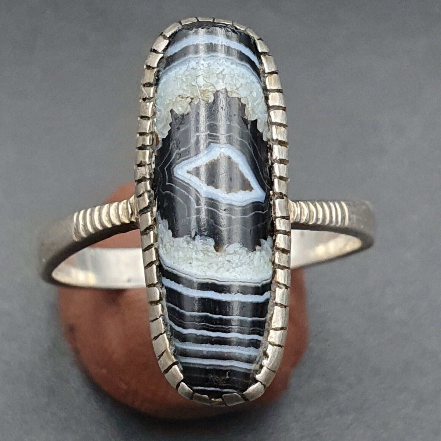 Fantastischer Ring aus uraltem Himalaya-Achat mit seltenen Augenmustern und Suleimani-Sterlingsilber