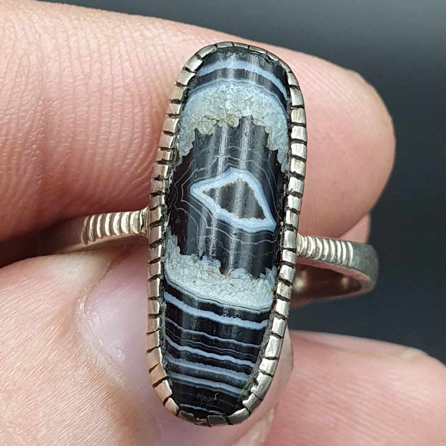 Fantastischer Ring aus uraltem Himalaya-Achat mit seltenen Augenmustern und Suleimani-Sterlingsilber