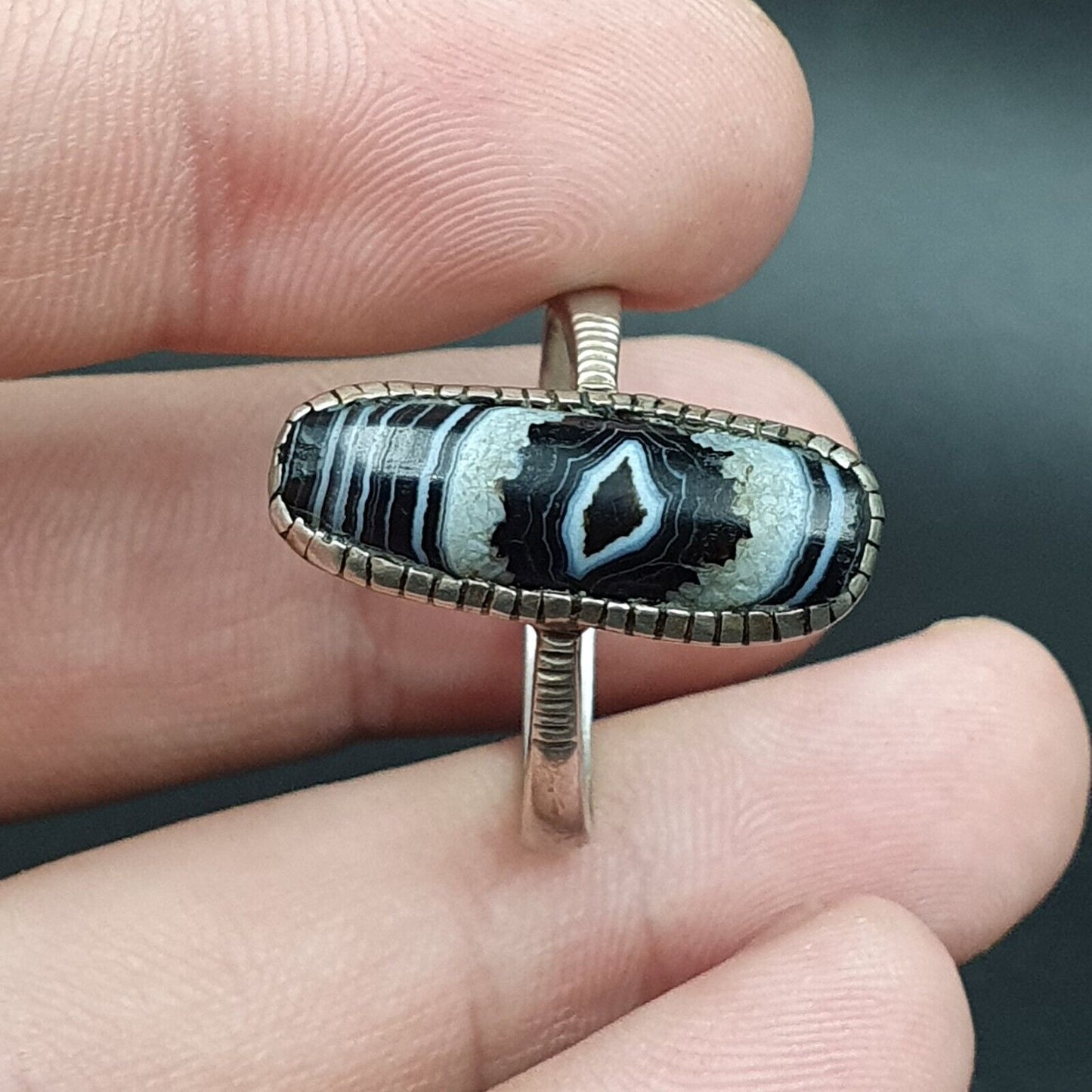 Fantastischer Ring aus uraltem Himalaya-Achat mit seltenen Augenmustern und Suleimani-Sterlingsilber