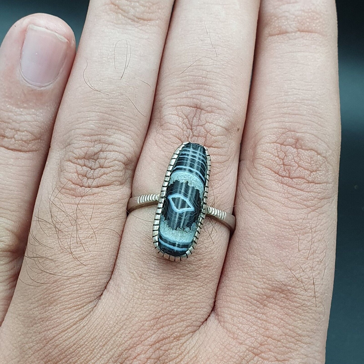 Fantastischer Ring aus uraltem Himalaya-Achat mit seltenen Augenmustern und Suleimani-Sterlingsilber