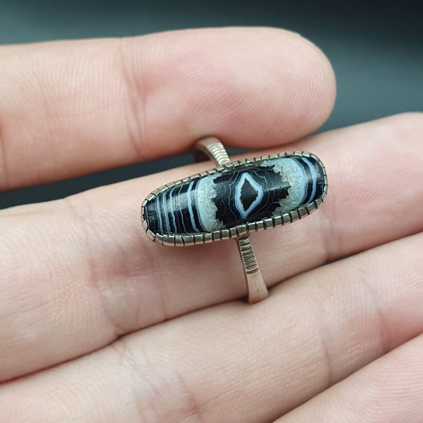 Fantastischer Ring aus uraltem Himalaya-Achat mit seltenen Augenmustern und Suleimani-Sterlingsilber