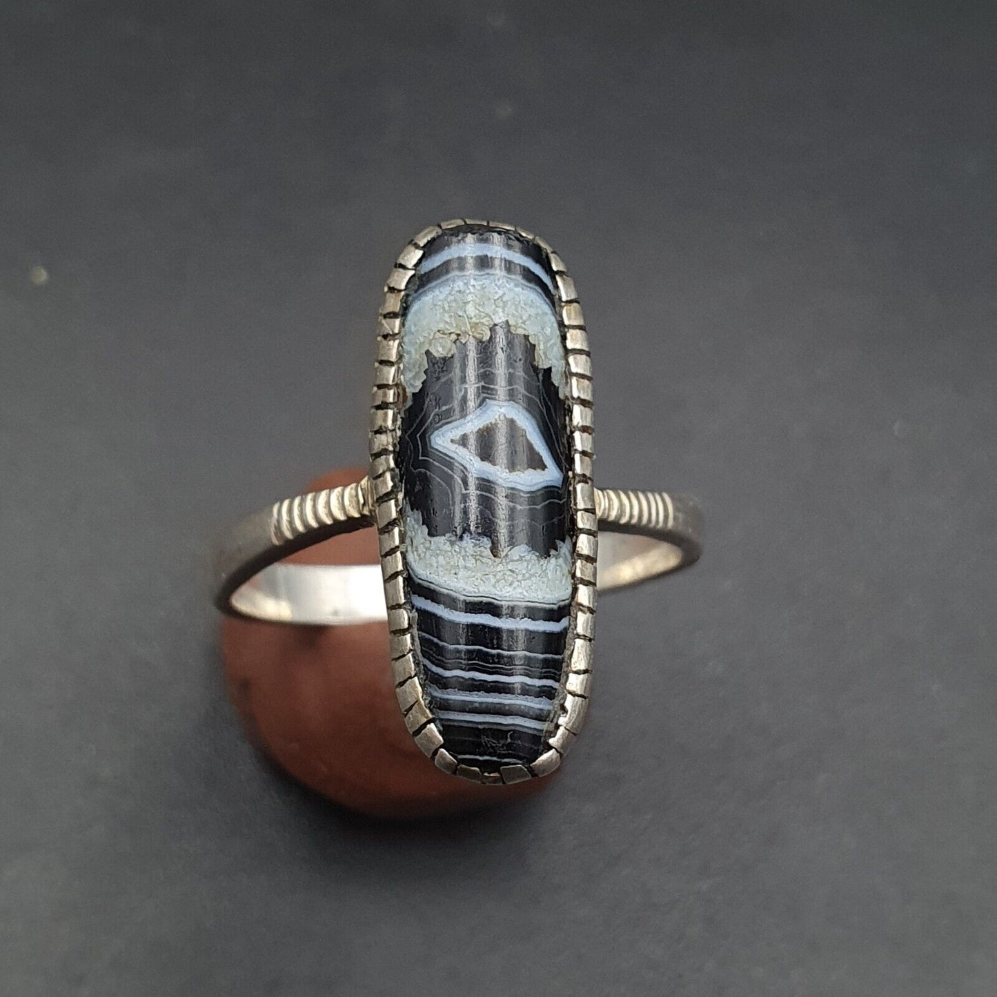 Fantastischer Ring aus uraltem Himalaya-Achat mit seltenen Augenmustern und Suleimani-Sterlingsilber