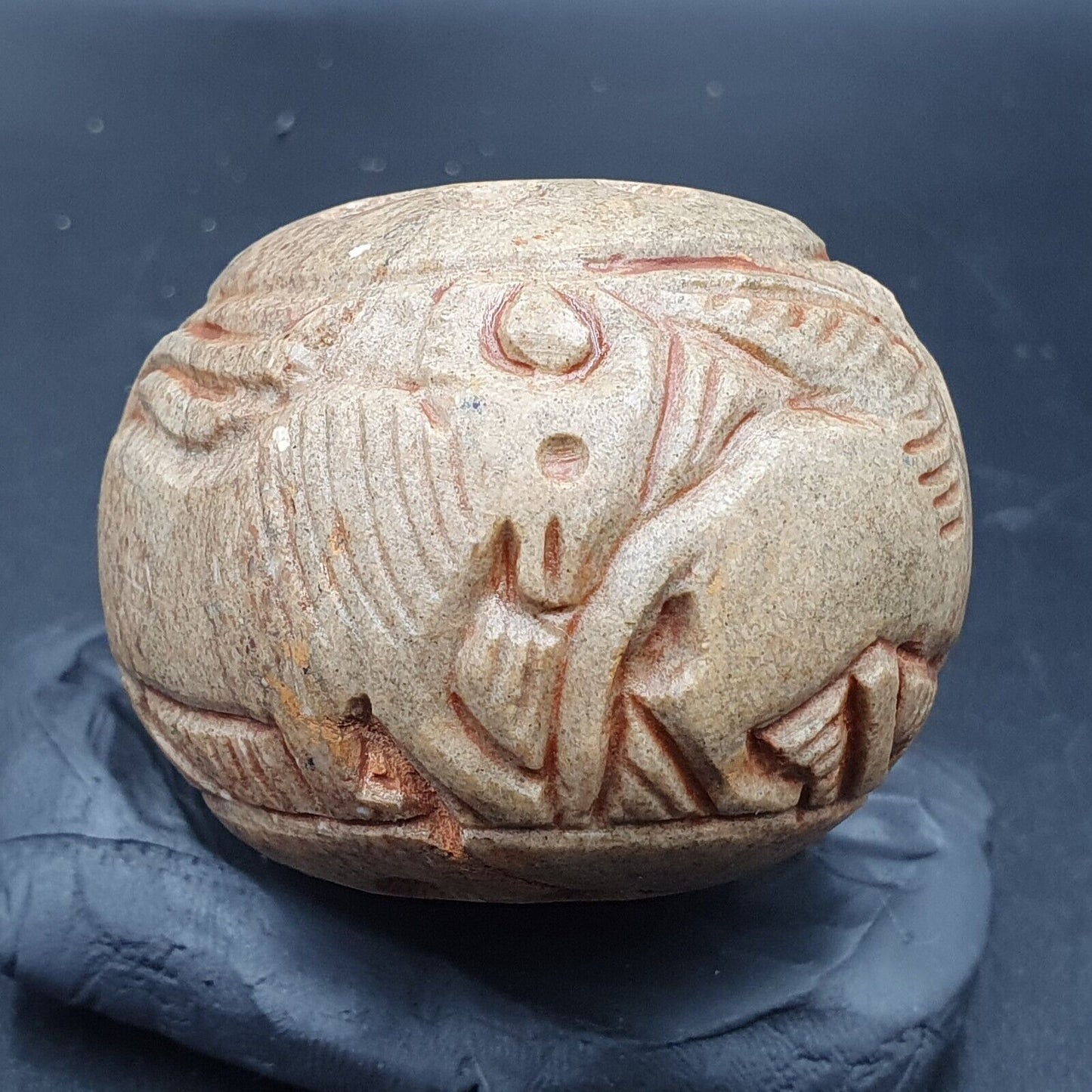 大型古代石像神秘動物雕刻凹版大珠護身符