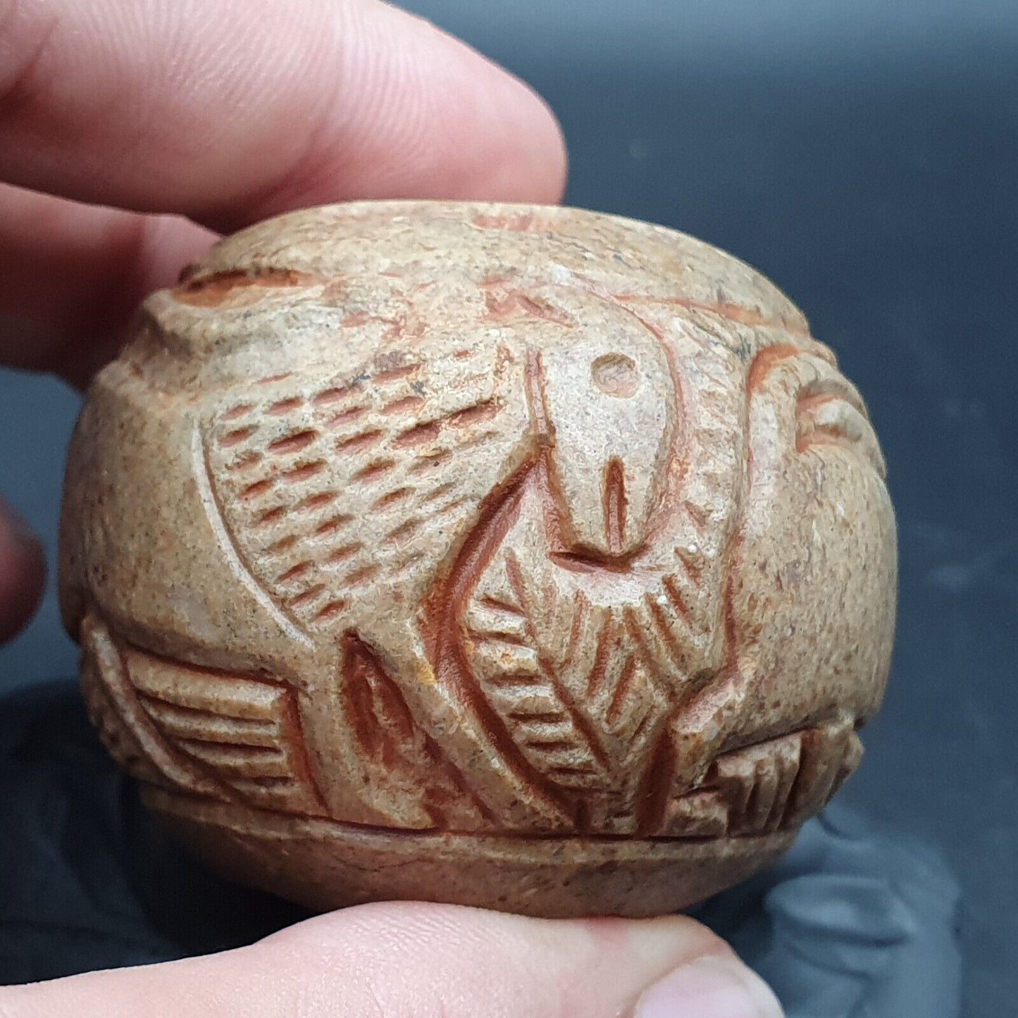 大型古代石像神秘動物雕刻凹版大珠護身符