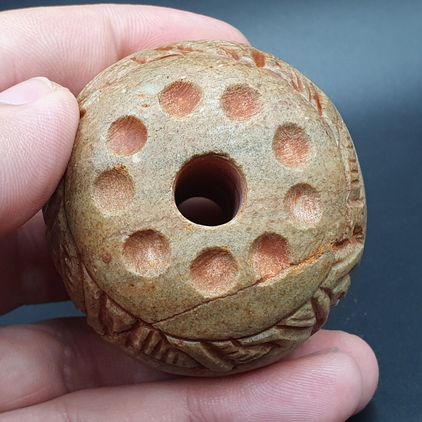 大型古代石像神秘動物雕刻凹版大珠護身符