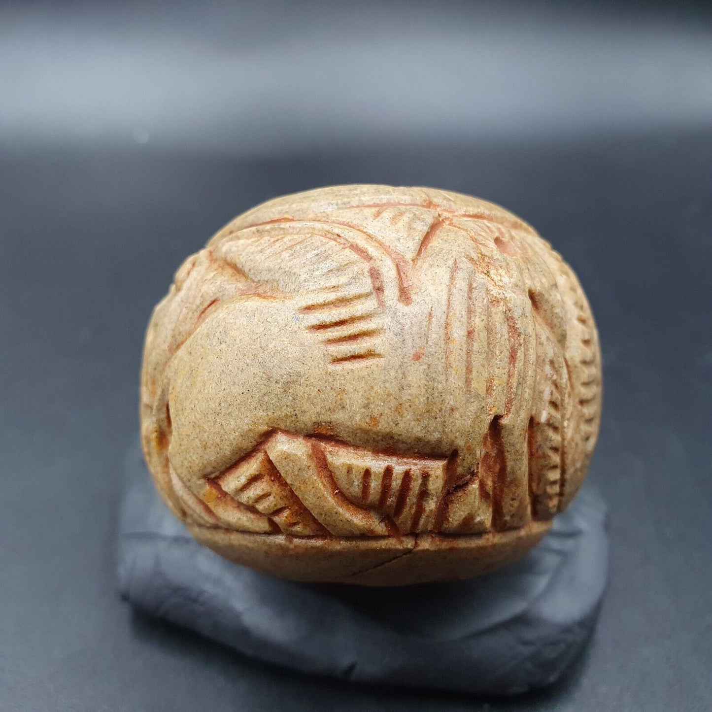 大型古代石像神秘動物雕刻凹版大珠護身符