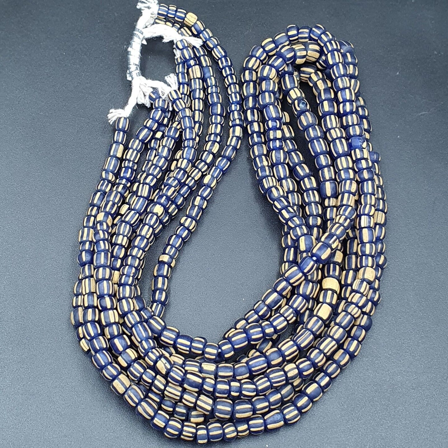 Lot 2 Stränge ALTE AFRIKANISCHE Blau-weiße Streifen GLASPERLEN Vintage Stränge