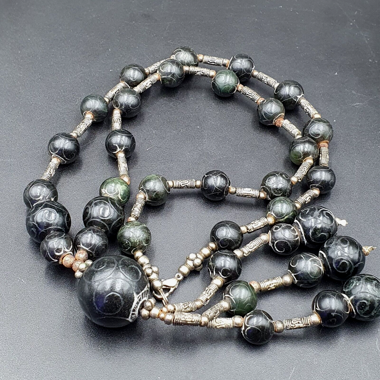 Antike chinesische Schnitzerei Jade tibetische Nephrit Jade Perlen Halskette