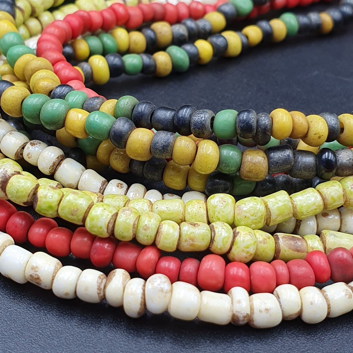 Lot 5 Stränge ALTE AFRIKANISCHE Schwarz Rot Weiß Grün GLASPERLEN Extra lange Stränge