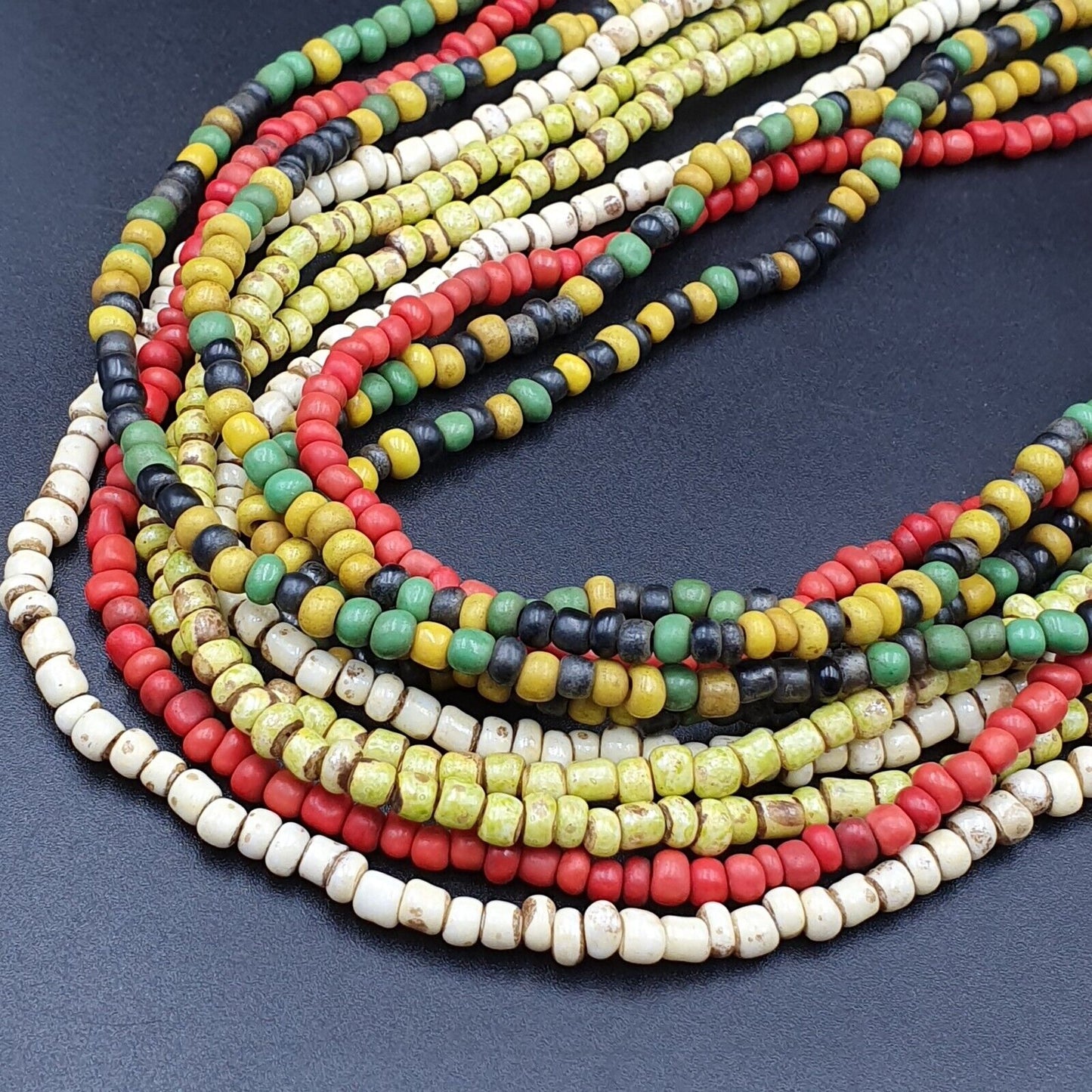 Lot 5 Stränge ALTE AFRIKANISCHE Schwarz Rot Weiß Grün GLASPERLEN Extra lange Stränge