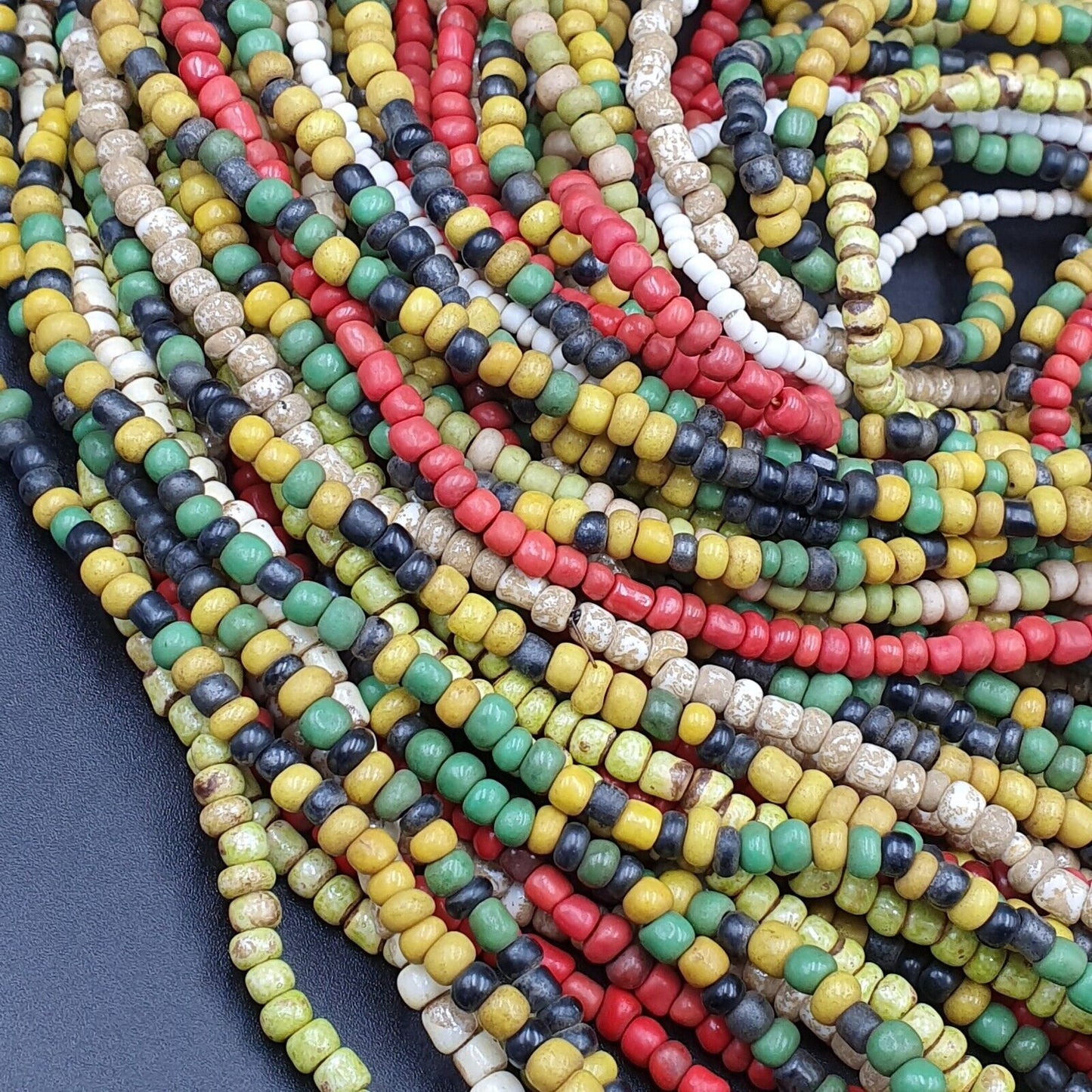 Lot 5 Stränge ALTE AFRIKANISCHE Schwarz Rot Weiß Grün GLASPERLEN Extra lange Stränge