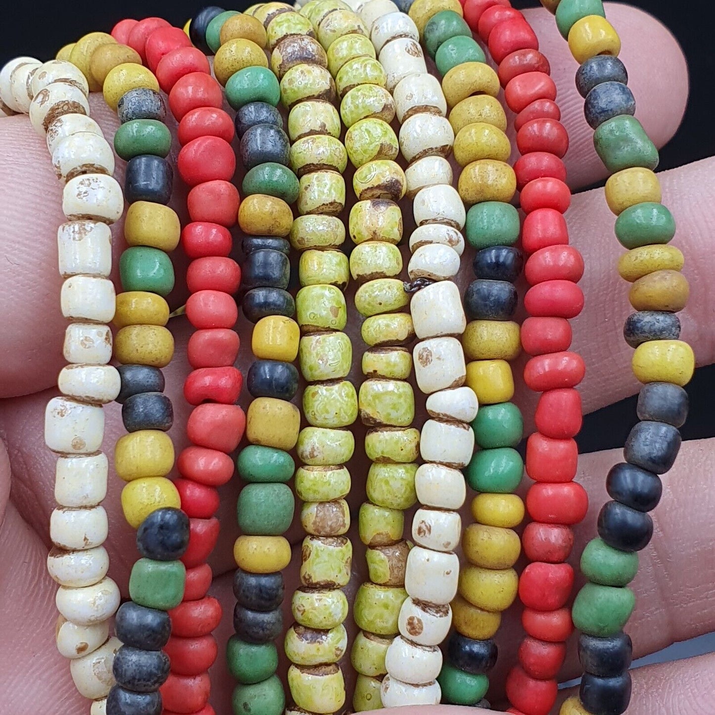 Lot 5 Stränge ALTE AFRIKANISCHE Schwarz Rot Weiß Grün GLASPERLEN Extra lange Stränge
