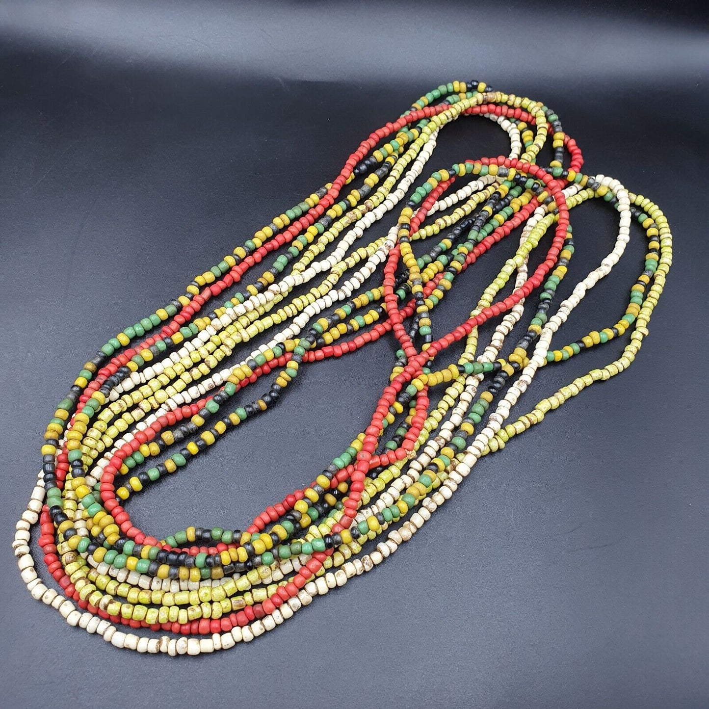 Lot 5 Stränge ALTE AFRIKANISCHE Schwarz Rot Weiß Grün GLASPERLEN Extra lange Stränge
