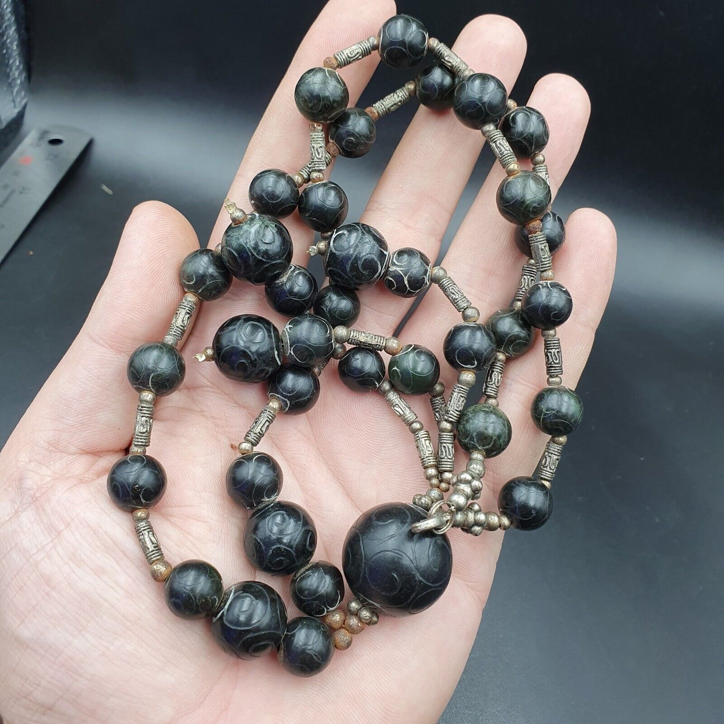 Antike chinesische Schnitzerei Jade tibetische Nephrit Jade Perlen Halskette