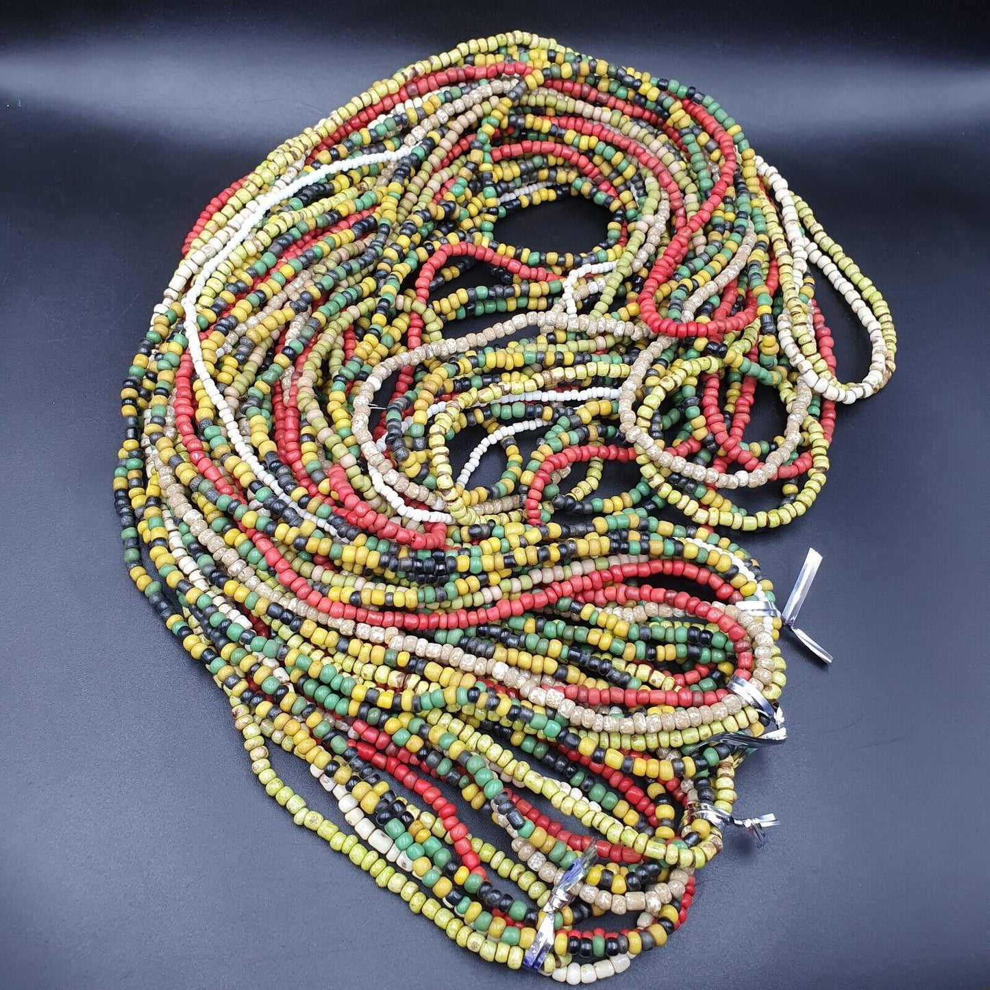 Lot 5 Stränge ALTE AFRIKANISCHE Schwarz Rot Weiß Grün GLASPERLEN Extra lange Stränge