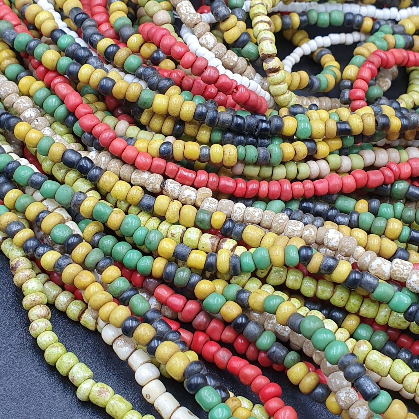 Lot 5 Stränge ALTE AFRIKANISCHE Schwarz Rot Weiß Grün GLASPERLEN Extra lange Stränge