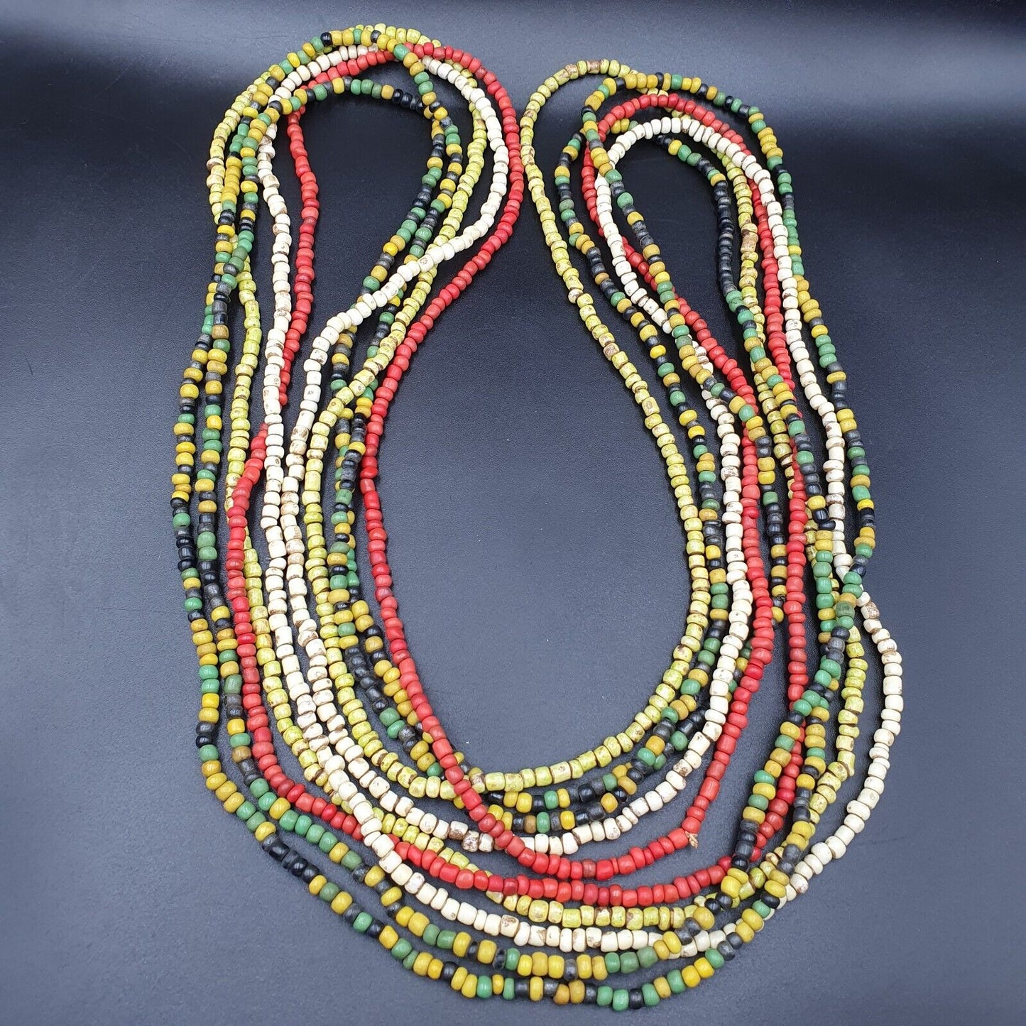 Lot 5 Stränge ALTE AFRIKANISCHE Schwarz Rot Weiß Grün GLASPERLEN Extra lange Stränge