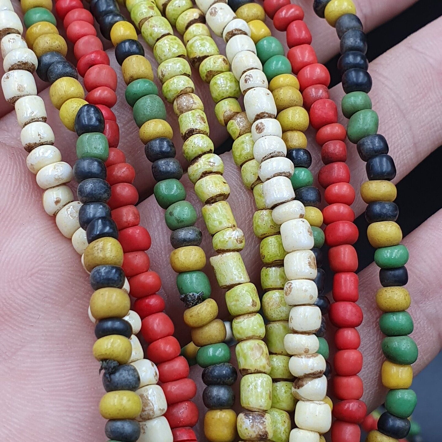 Lot 5 Stränge ALTE AFRIKANISCHE Schwarz Rot Weiß Grün GLASPERLEN Extra lange Stränge