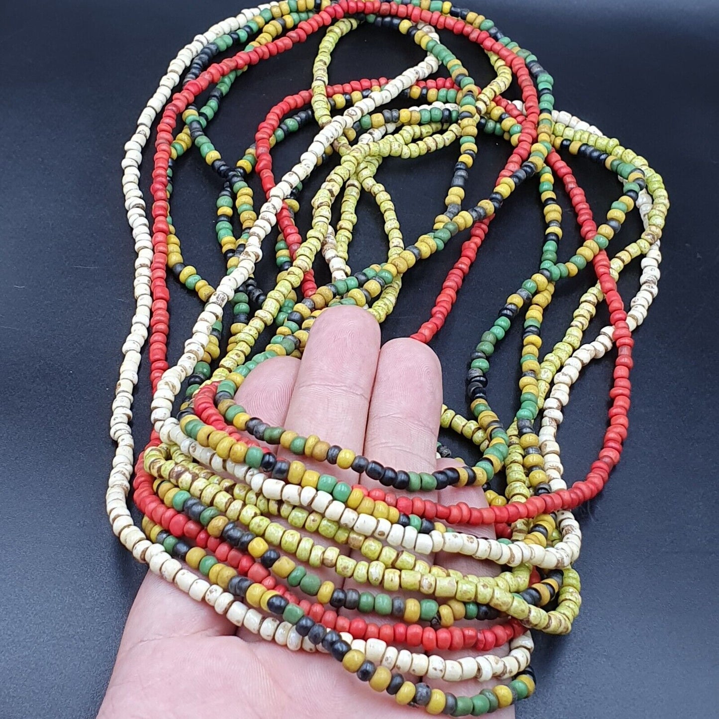 Lot 5 Stränge ALTE AFRIKANISCHE Schwarz Rot Weiß Grün GLASPERLEN Extra lange Stränge